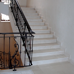Мраморная лестница в средиземноморском стиле