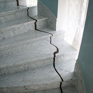 Мраморная лестница в стиле модерн