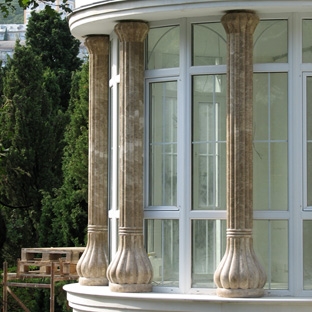 Фасадные колонны из мрамора в стиле модерн